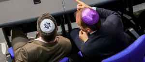 Zwei Abgeordnete der Unionsfraktion tragen Kippa bei der Debatte im Bundestag. 
