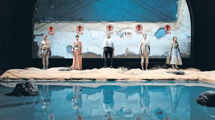 Mark Waschke, Nina Kunzendorf, Thomas Bading, Moritz Gottwald und Jenny König verwandeln Shakespeares „Sturm“ in ein todkomisches Untergangsszenario.