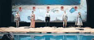 Mark Waschke, Nina Kunzendorf, Thomas Bading, Moritz Gottwald und Jenny König verwandeln Shakespeares „Sturm“ in ein todkomisches Untergangsszenario. 