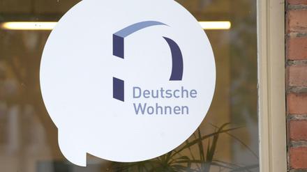 Logo der umstrittenen Immobiliengesellschaft "Deutsche Wohnen" auf einer Fensterscheibe.