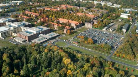 Klinik-Campus Buch. Links der Neubau des Helios Klinikums Berlin-Buch und das historische Klinikareal, das der damalige Stadtbaurat und Architekt Ludwig Hoffmann entworfen hat und das teilweise vom Helios Klinikum genutzt wird. Im historischen Teil befinden sich darüber hinaus die Helios Poliklinik, die Evangelische Lungenklinik Berlin, das Immanuel Krankenhaus Berlin (Spezialklinik für Rheumaerkrankungen) und die Akademie der Gesundheit Berlin/Brandenburg e.V. Foto: Thomas Oberländer/HELIOS Klinikum Berlin-Buch