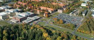 Klinik-Campus Buch. Links der Neubau des Helios Klinikums Berlin-Buch und das historische Klinikareal, das der damalige Stadtbaurat und Architekt Ludwig Hoffmann entworfen hat und das teilweise vom Helios Klinikum genutzt wird. Im historischen Teil befinden sich darüber hinaus die Helios Poliklinik, die Evangelische Lungenklinik Berlin, das Immanuel Krankenhaus Berlin (Spezialklinik für Rheumaerkrankungen) und die Akademie der Gesundheit Berlin/Brandenburg e.V. Foto: Thomas Oberländer/HELIOS Klinikum Berlin-Buch