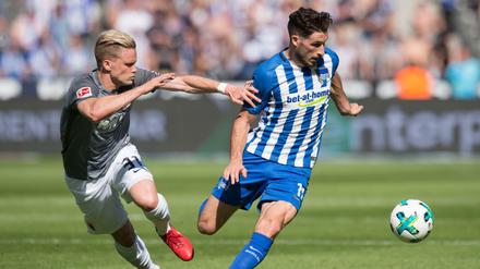 Mathew Leckie (r.) behauptet den Ball gegen Augsburgs Philipp Max.