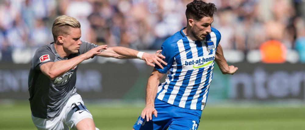 Mathew Leckie (r.) behauptet den Ball gegen Augsburgs Philipp Max.