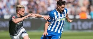 Mathew Leckie (r.) behauptet den Ball gegen Augsburgs Philipp Max.