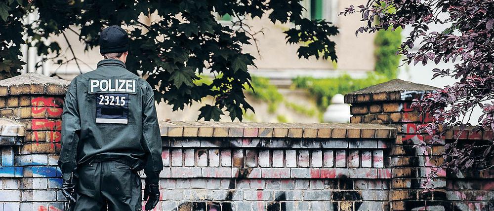 Polizeibeamte suchen im Görlitzer Park nach versteckten Drogen.