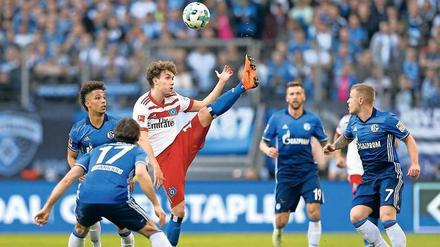 Gib den Ball, du bist umzingelt. Die meisten Vereine - unter anderem der Tabellenzweite Schalke 04 - legen mehr Wert darauf, was sie tun, wenn der Gegner den Ball hat, als darauf, was sie selbst mit dem Ball anstellen.