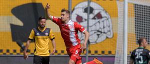 Fortunas Florian Neuhaus feiert seinen ersten Treffer gegen Dynamo.