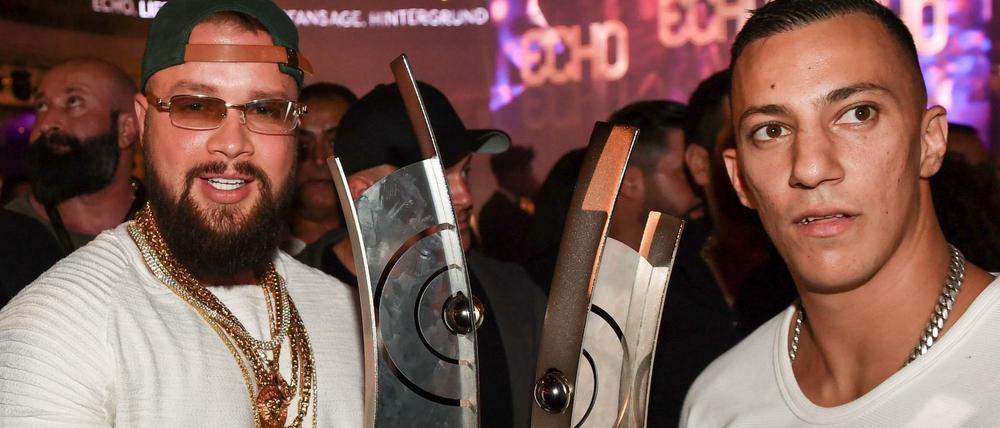 Gefahr für die Jugend? Die umstrittenen Rapper Kollegah (L) and Farid Bang mit ihren Echos. 