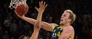 Kaum zu bremsen: Berlins Luke Sikma (r), der zum MVP gewählt wurde.