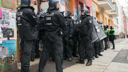 Polizisten in der Rigaer Straße.
