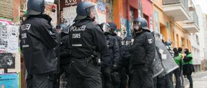 Polizisten in der Rigaer Straße.