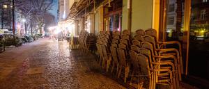 30.1.2021, Berlin: Vor einem Restaurant im Stadtteil Friedrichshain sind die Stühle aufeinandergestapelt. Restaurants und Bars sind wegen der Maßnahmen gegen die Ausbreitung des Coronavirus weiterhin geschlossen. Foto: Christophe Gateau/dpa +++ dpa-Bildfunk +++