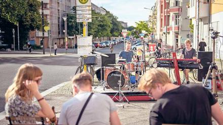 Direkt von der Straße. Bei der Fête de la Musique spielen Künstler auch auf improvisierten Bühnen – wie das Jazz-Funk-Duo „Palme/Wagner“ 2017 an einer Bushaltestelle.