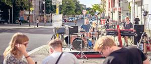 Direkt von der Straße. Bei der Fête de la Musique spielen Künstler auch auf improvisierten Bühnen – wie das Jazz-Funk-Duo „Palme/Wagner“ 2017 an einer Bushaltestelle. 