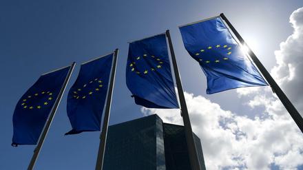 26.04.2018, Hessen, Frankfurt am Main: Fahnen wehen vor der Zentrale der Europäischen Zentralbank (EZB). Foto: Arne Dedert/dpa +++ dpa-Bildfunk +++