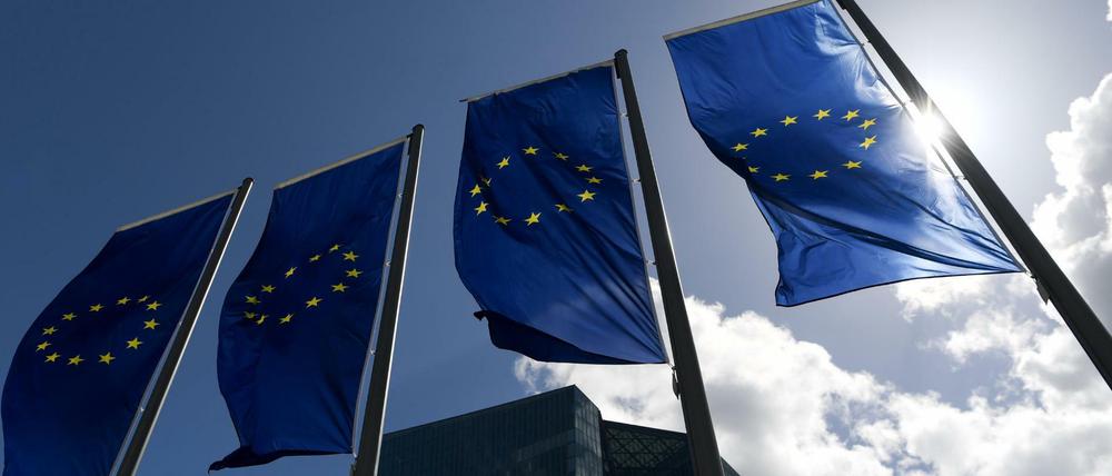 26.04.2018, Hessen, Frankfurt am Main: Fahnen wehen vor der Zentrale der Europäischen Zentralbank (EZB). Foto: Arne Dedert/dpa +++ dpa-Bildfunk +++