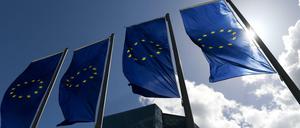 26.04.2018, Hessen, Frankfurt am Main: Fahnen wehen vor der Zentrale der Europäischen Zentralbank (EZB). Foto: Arne Dedert/dpa +++ dpa-Bildfunk +++