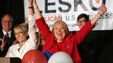 Debbie Lesko, republikanische Kandidatin aus Arizona, jubelt nach ihrem knappen Sieg bei einer Nachwahl zum US-Repräsentantenhaus.