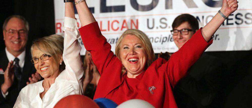Debbie Lesko, republikanische Kandidatin aus Arizona, jubelt nach ihrem knappen Sieg bei einer Nachwahl zum US-Repräsentantenhaus.