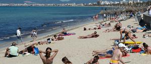 Touristen am Strand an der Playa de Palma in Arenal bei Palma de Mallorca.