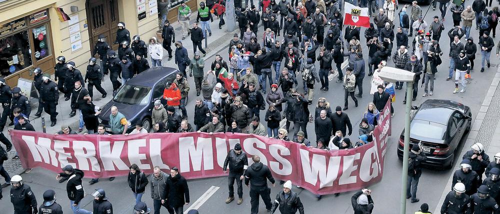 "Merkel muss weg", Schlachtruf rechter Verschwörungstheoretiker.