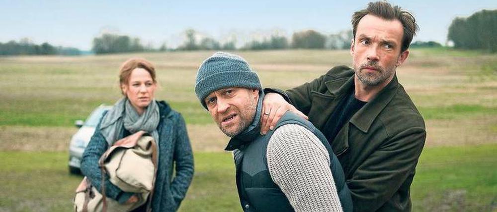 Raue Sitten. Als Olga Lenski (Maria Simon) auf dem Aussteigerhof von Lennard Kohlmorgen (Jürgen Vogel, Mitte) ankommt, muss ihr Kollege Adam Raczek (Lucas Gregorowicz) erst einmal einen Streit schlichten. 