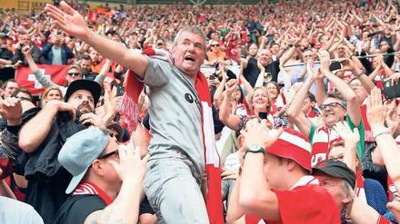 Ein Funkel für alle. Fortunas Trainer lässt sich von den Düsseldorfer Fans feiern.