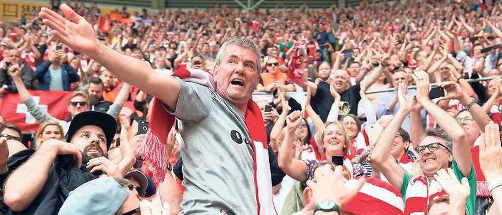 Ein Funkel für alle. Fortunas Trainer lässt sich von den Düsseldorfer Fans feiern.