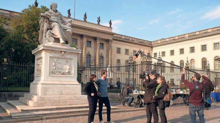Genius loci. Dreharbeiten mit den Experten Bénédicte Savoy und David Blankenstein vor der Humboldt-Universität.