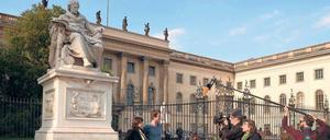 Genius loci. Dreharbeiten mit den Experten Bénédicte Savoy und David Blankenstein vor der Humboldt-Universität.