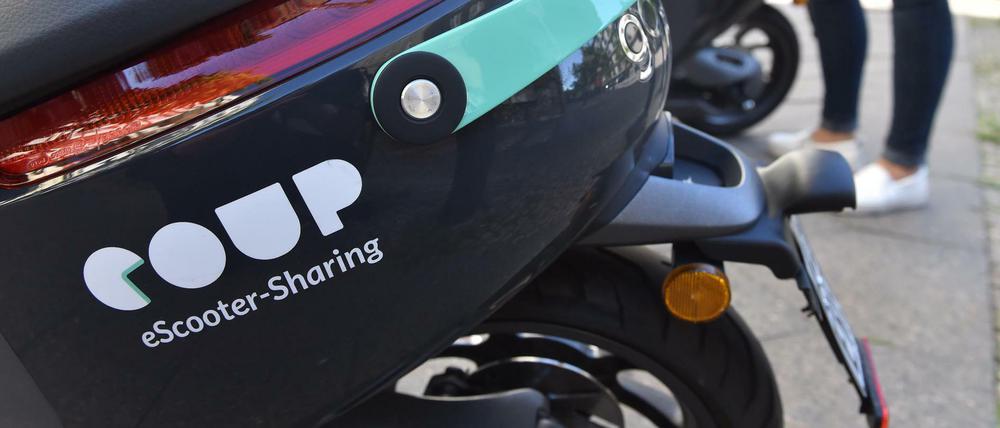Am 1. Mai kommt man am besten zu Fuß durch Kreuzberg. Auch der E-Roller-Vermieter Coup stellt sein Angebot an dem Feiertag ein.