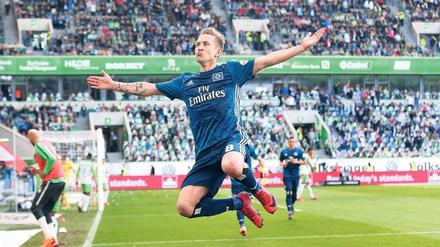 Der Poser in Pose. Lewis Holtby ließ sich in Wolfsburg von den Hamburger Fans feiern. 