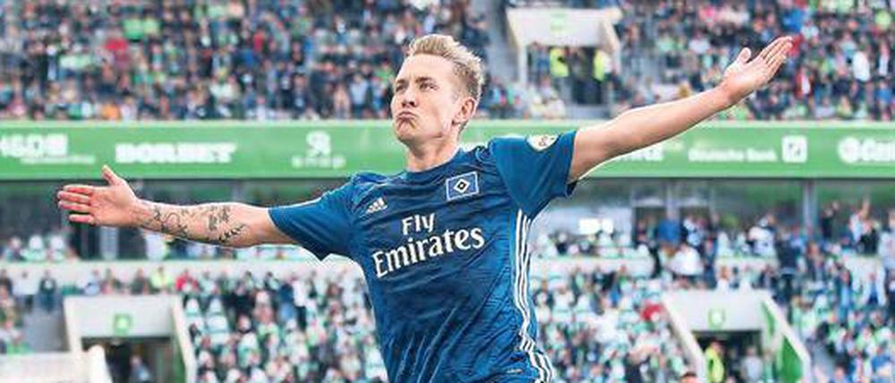 Der Poser in Pose. Lewis Holtby ließ sich in Wolfsburg von den Hamburger Fans feiern.