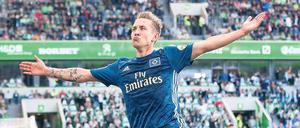 Der Poser in Pose. Lewis Holtby ließ sich in Wolfsburg von den Hamburger Fans feiern. 