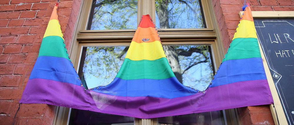 Regenbogenfahne in Kronenform: Der "Queensday" während des Christopher Street Days in Potsdam.