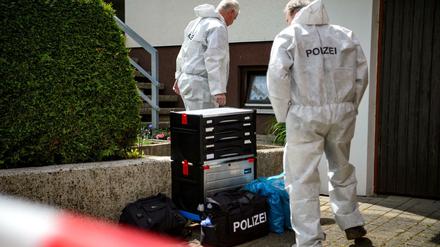 Polizisten der Spurensicherung stehen vor dem Haus, in dem am Vortag ein Siebenjähriger tot aufgefunden wurde.