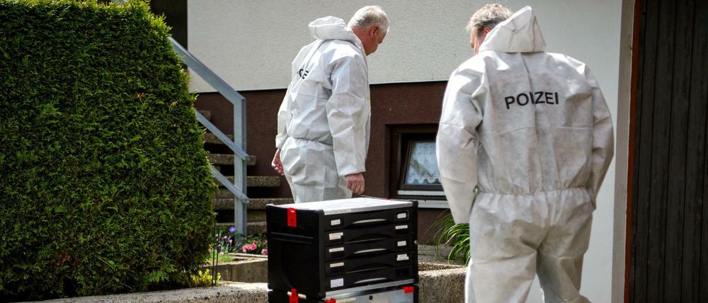 Polizisten der Spurensicherung stehen vor dem Haus, in dem am Vortag ein Siebenjähriger tot aufgefunden wurde.