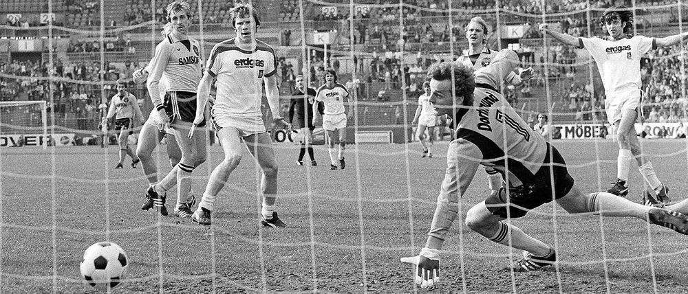 Und wieder ist er drin. Dortmunds Nr. 1 Peter Endrulat kassiert das zwölfte Tor des Nachmittags, Schütze Christian Kulik (rechts).