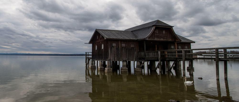 Idylle auf wackligem Fundament. Ein Haus am Ammersee in Bayern.