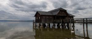 Idylle auf wackligem Fundament. Ein Haus am Ammersee in Bayern.