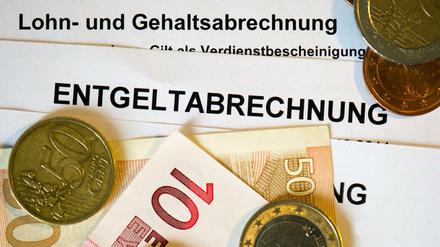 Bis zu 1000 Euro könnte ein bedingungsloses Grundeinkommen betragen, schätzen Führungskräfte in einer aktuellen Studie. 