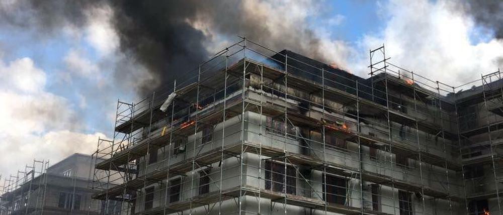 Auf der Baustelle kam es zu einem Vollbrand der Dachkonstruktion.