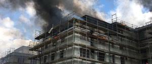 Auf der Baustelle kam es zu einem Vollbrand der Dachkonstruktion.