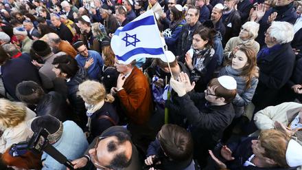 Zahlreiche Menschen beteiligen sich an der Solidaritätskundgebung "Berlin trägt Kippa" der Jüdischen Gemeinde zu Berlin. Anlass ist der Angriff auf einen Mann mit Kippa in Prenzlauer Berg.