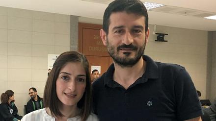 Mesale Tolu steht mit ihrem Mann Suat Corlu am Donnerstag im Gericht.