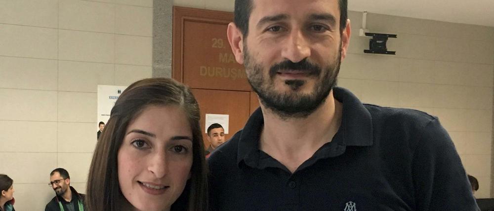 Mesale Tolu steht mit ihrem Mann Suat Corlu am Donnerstag im Gericht.