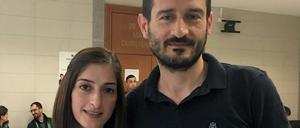 Mesale Tolu steht mit ihrem Mann Suat Corlu am Donnerstag im Gericht.