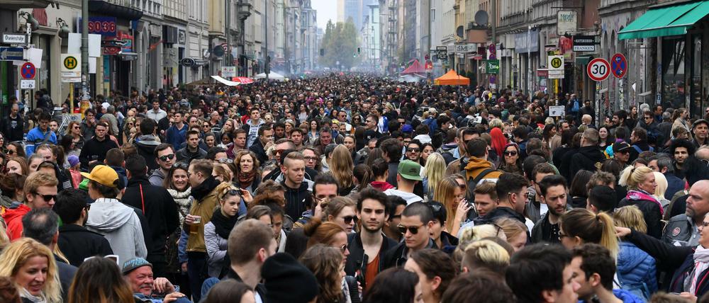 Zahlreiche Menschen feiern in Kreuzberg beim "Myfest" den 1. Mai.
