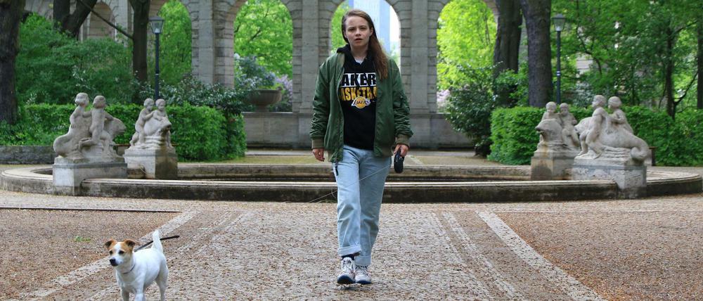 Auslaufgebiet. Jasna Fritzi Bauer ist oft im Volkspark Friedrichshain, meistens mit Hündin Bente.